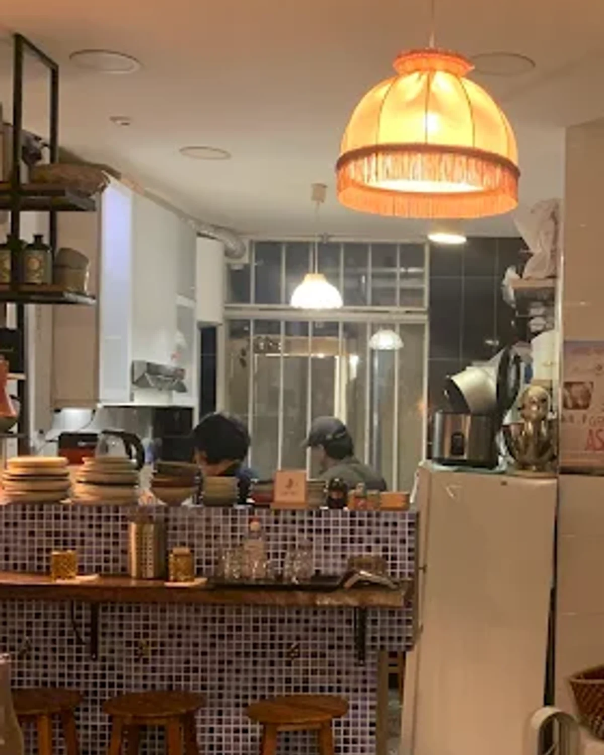 Cuisine ouverte de Subaco vue depuis le comptoir