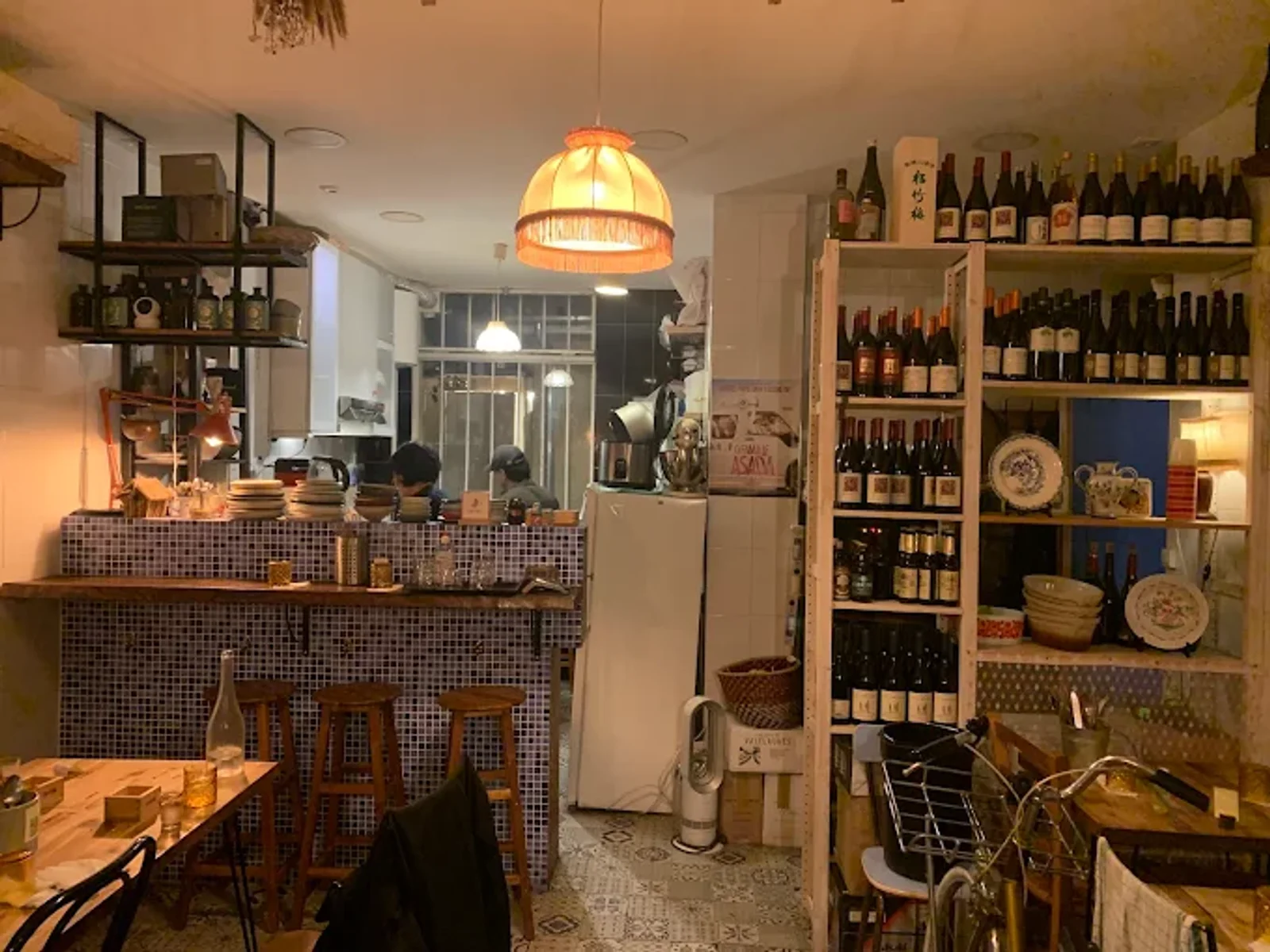 Petite salle intime de Subaco, lampes et mobilier chiné