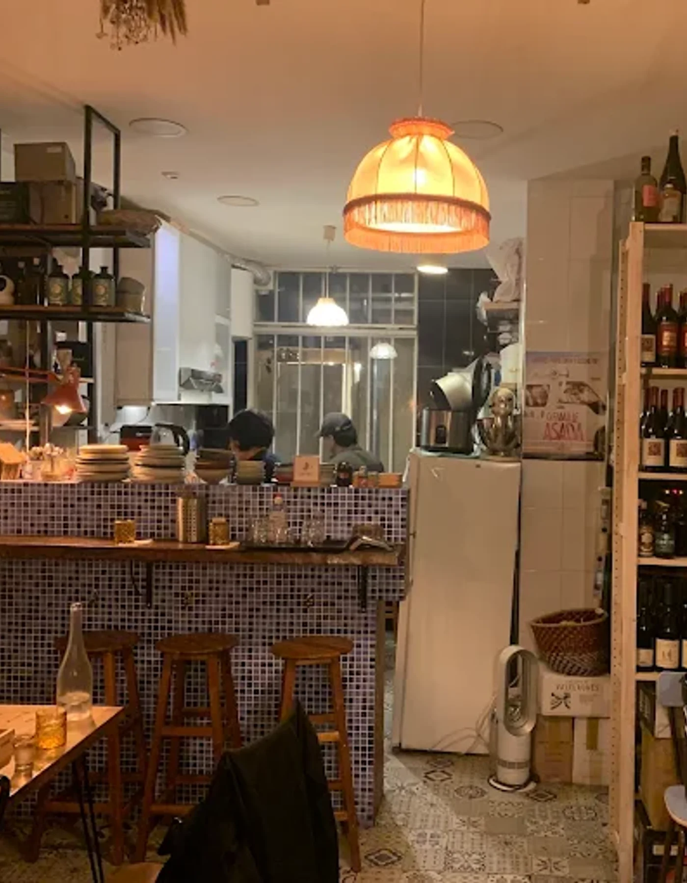 Salle de Subaco avec carreaux de ciment et lumière chaude
