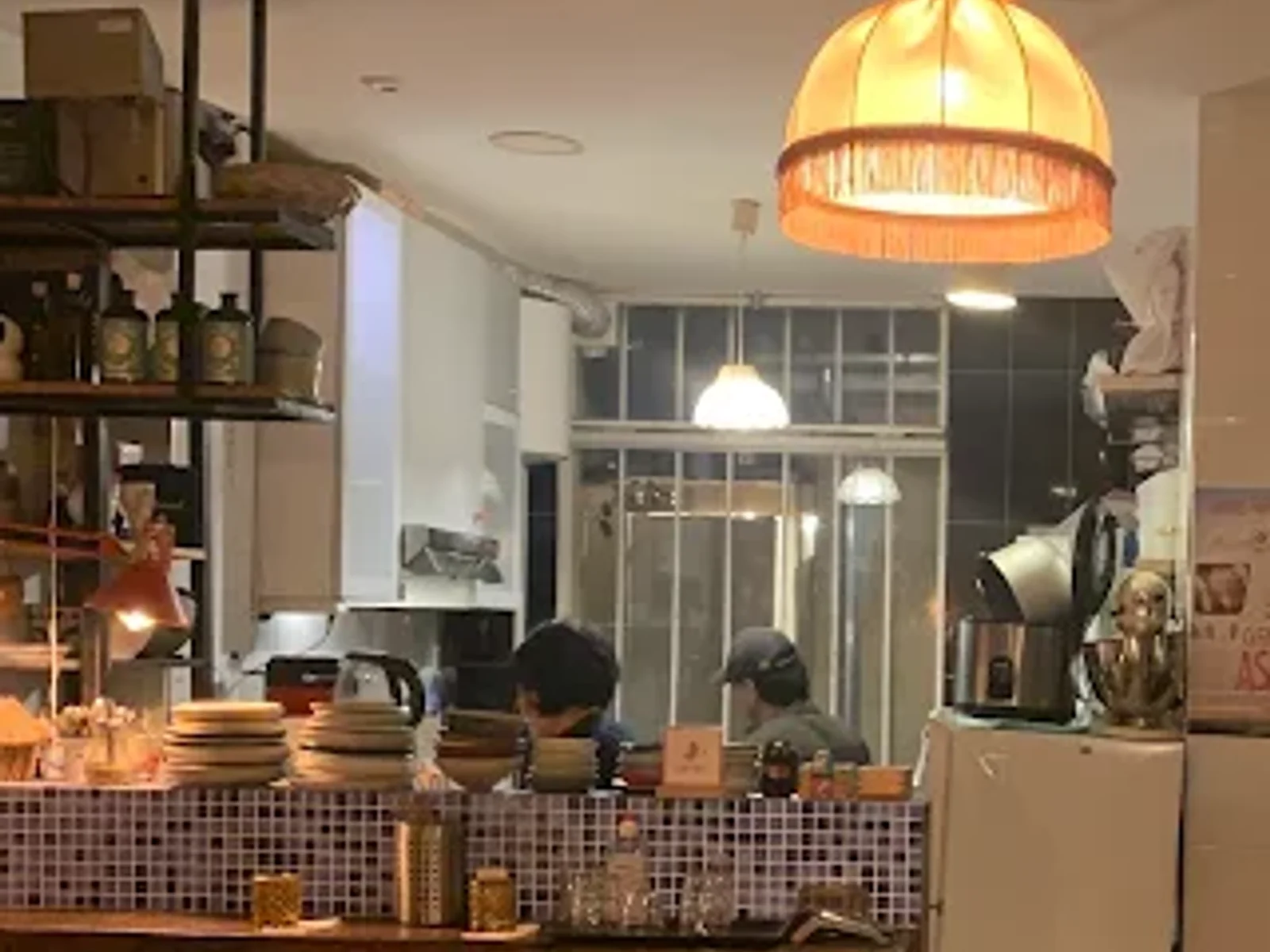 Cuisine ouverte et vaisselle derrière le comptoir de Subaco