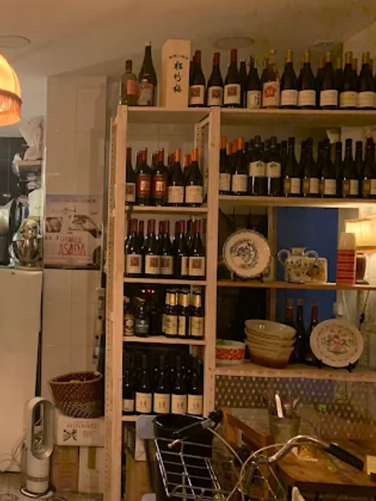 Étagères de bouteilles derrière le comptoir de Subaco